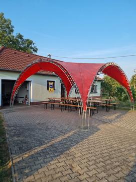 Fotka rozloženého stanu pri pastoračnom centre.