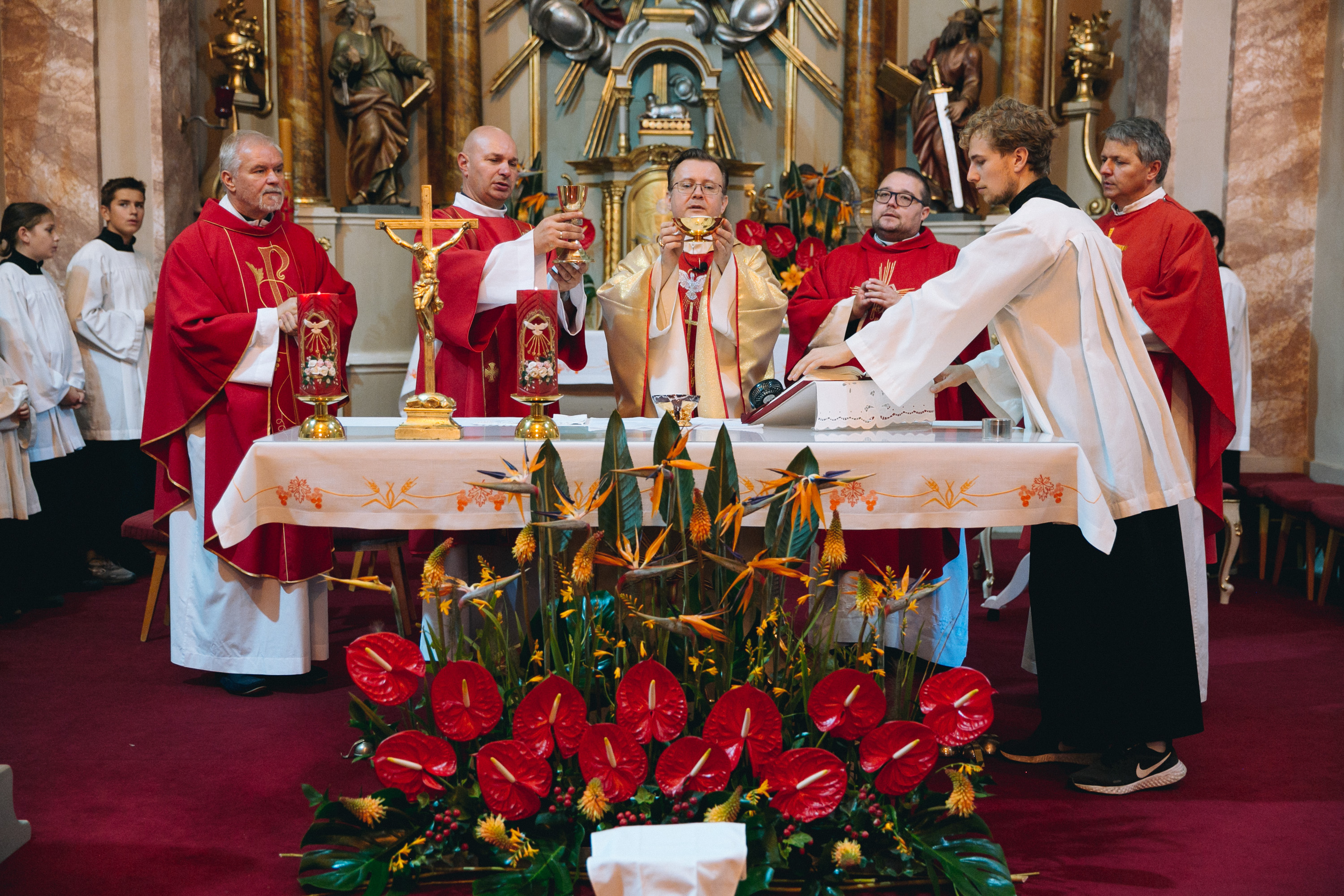 Spoločná fotka birmovancov, kňazov a biskupa pri kostole po birmovke v Rišňovciach.