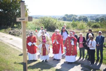 Jozef Jurina, Mons. Peter Šimko, iný kňazi a ľudia stojac pri drevenom kríži pri požehnávaní