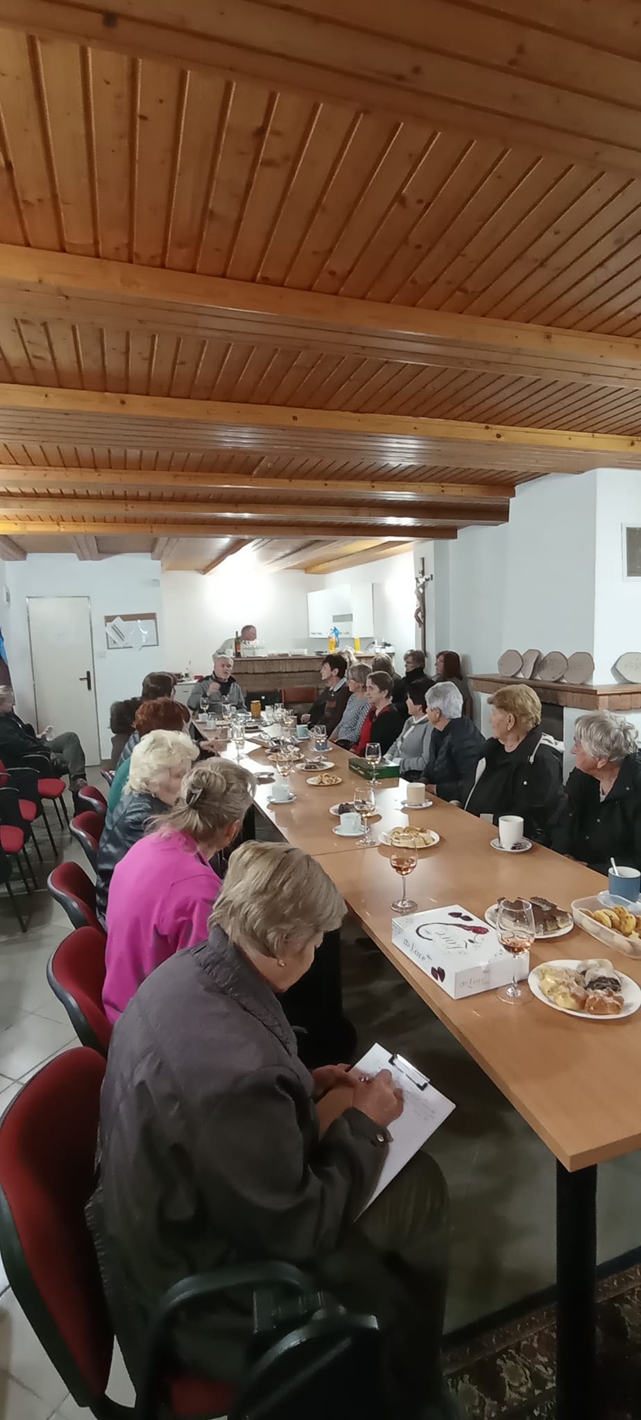 Posedenie pri stole s kávou a zákuskami v pastoračnom centre