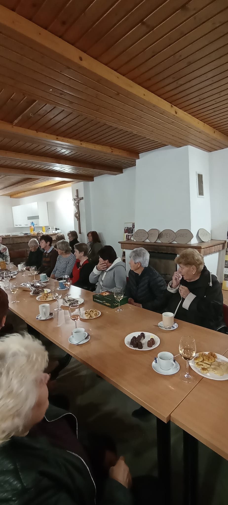 Posedenie pri stole s kávou a zákuskami v pastoračnom centre