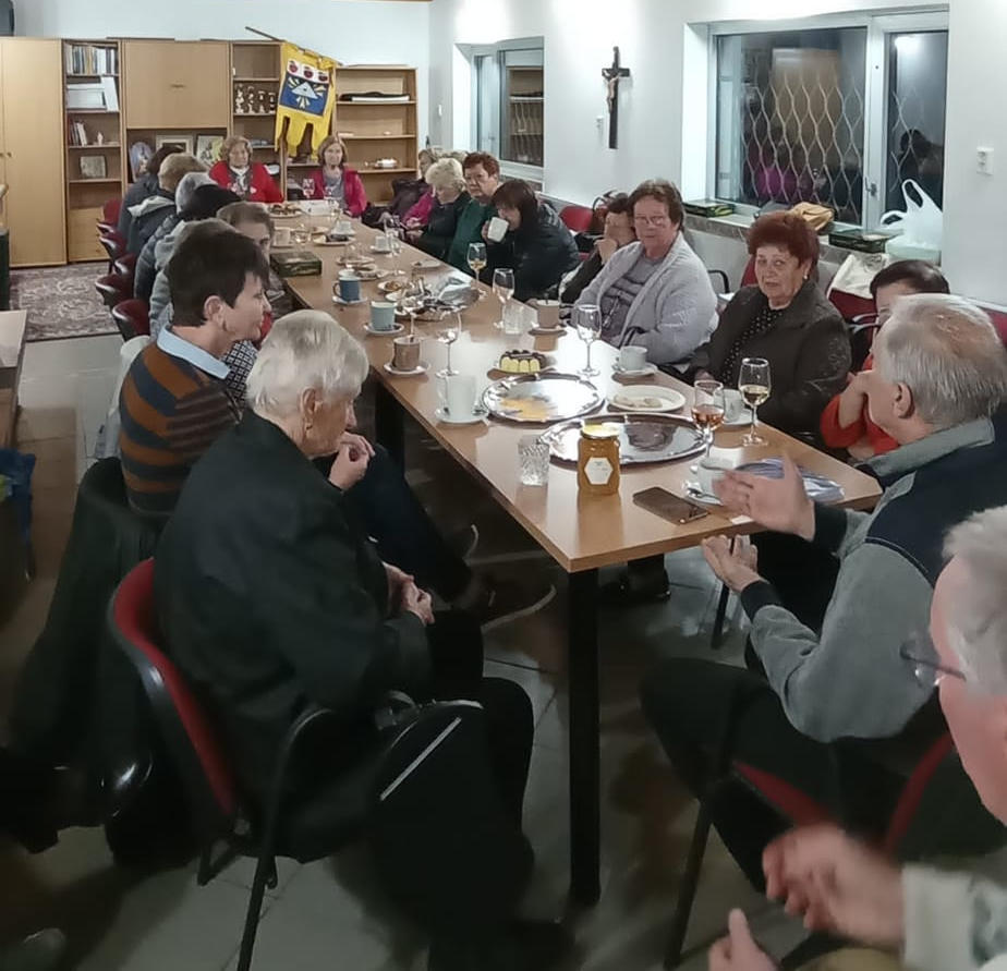 Posedenie pri stole s kávou a zákuskami v pastoračnom centre