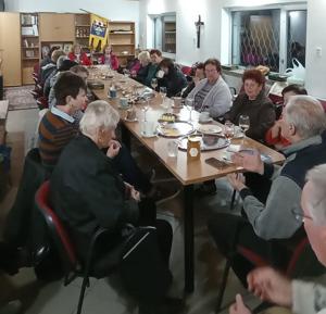 Posedenie pri stole s kávou a zákuskami v pastoračnom centre