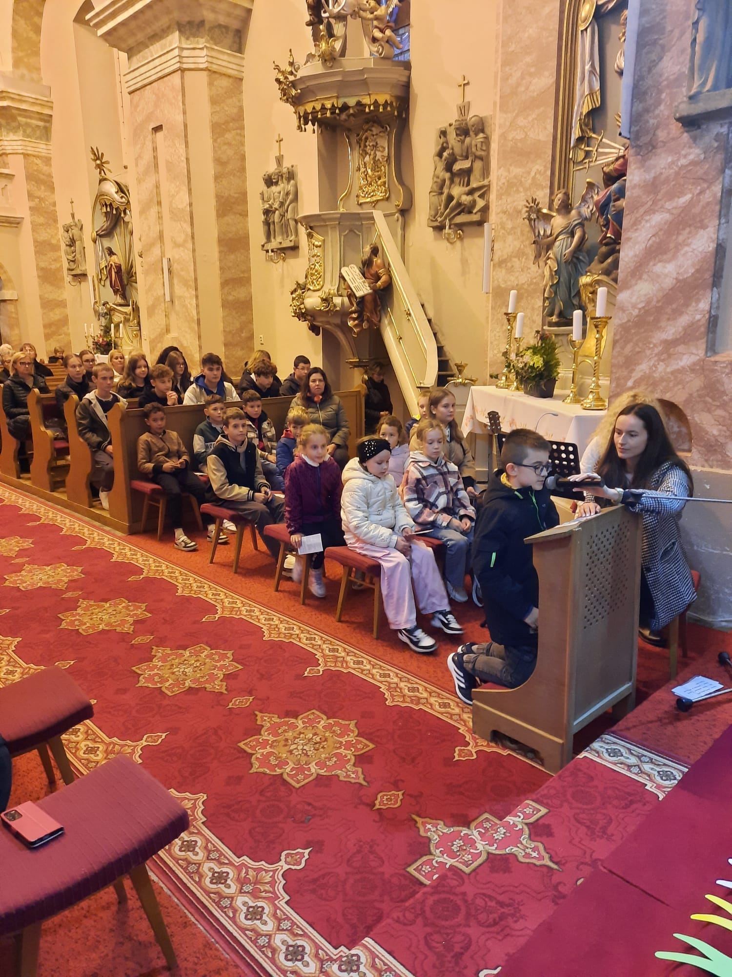 Deti modliace sa v kostole pri vyloženej euchristii 