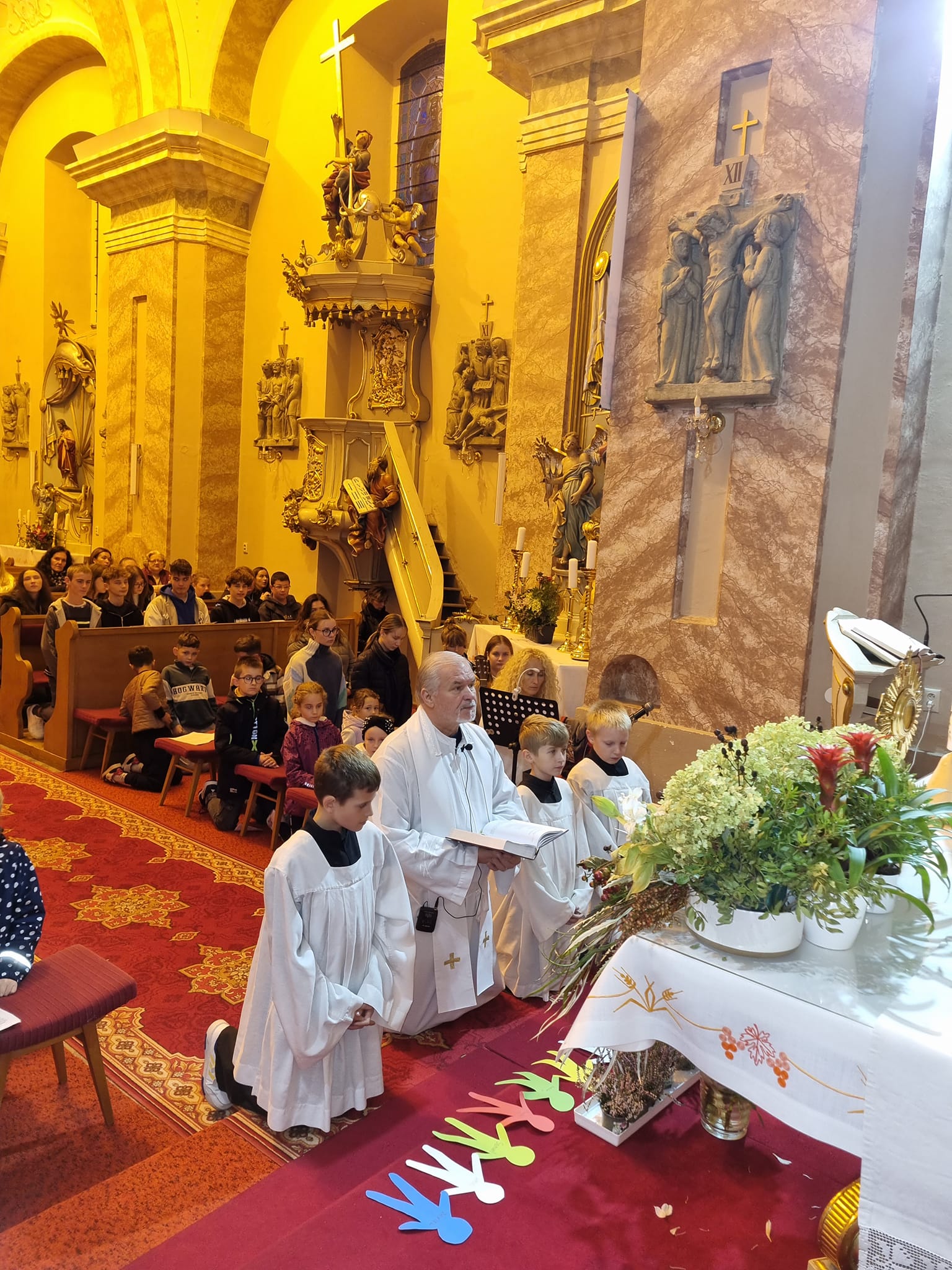 Deti modliace sa v kostole pri vyloženej euchristii 