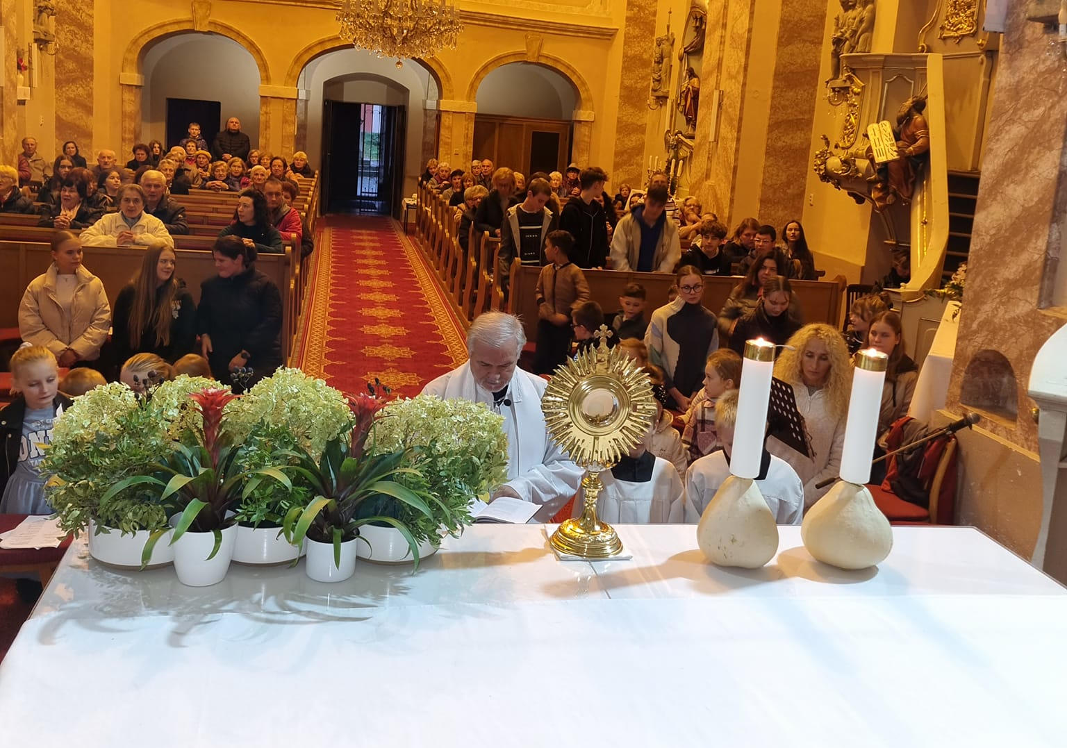 Deti modliace sa v kostole pri vyloženej euchristii 