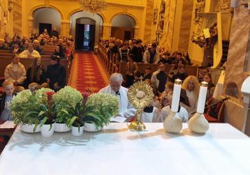 Deti modliace sa v kostole pri vyloženej euchristii 