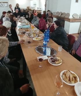Ženy sediace v pastoračnom centre pri stole s občerstvením. 