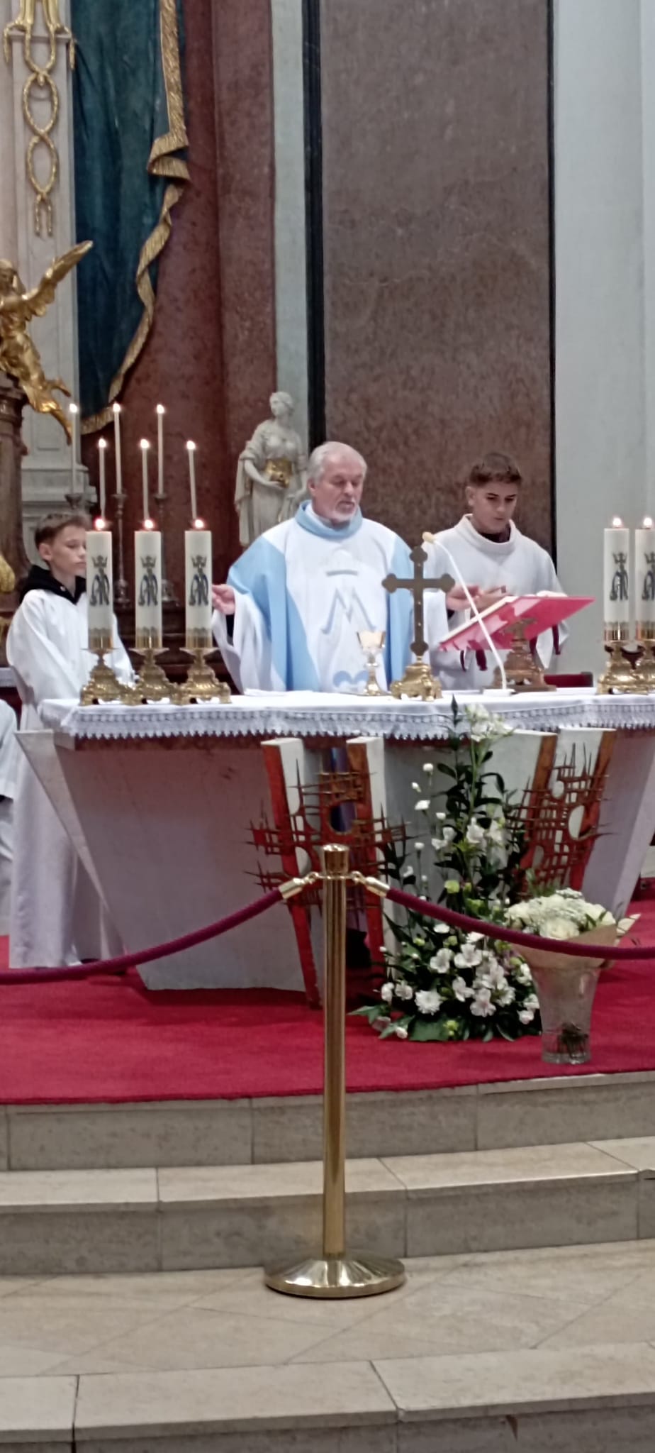 Skupina z farnosti Rišňovce v bazilike v Šaštíne.