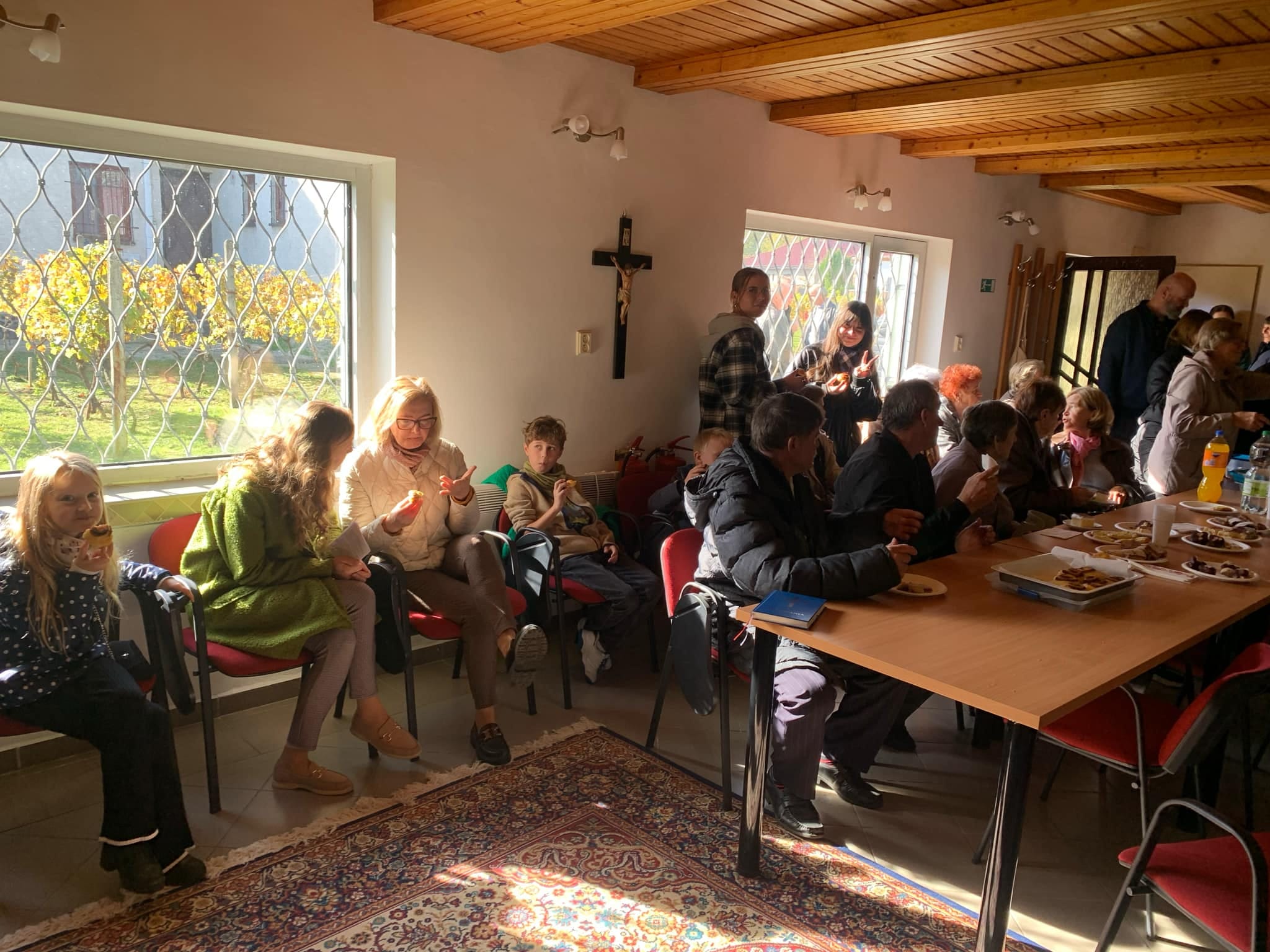 Ľudia zhromaždený v pastoračnom centre.