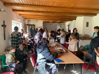 Ľudia zhromaždený v pastoračnom centre.