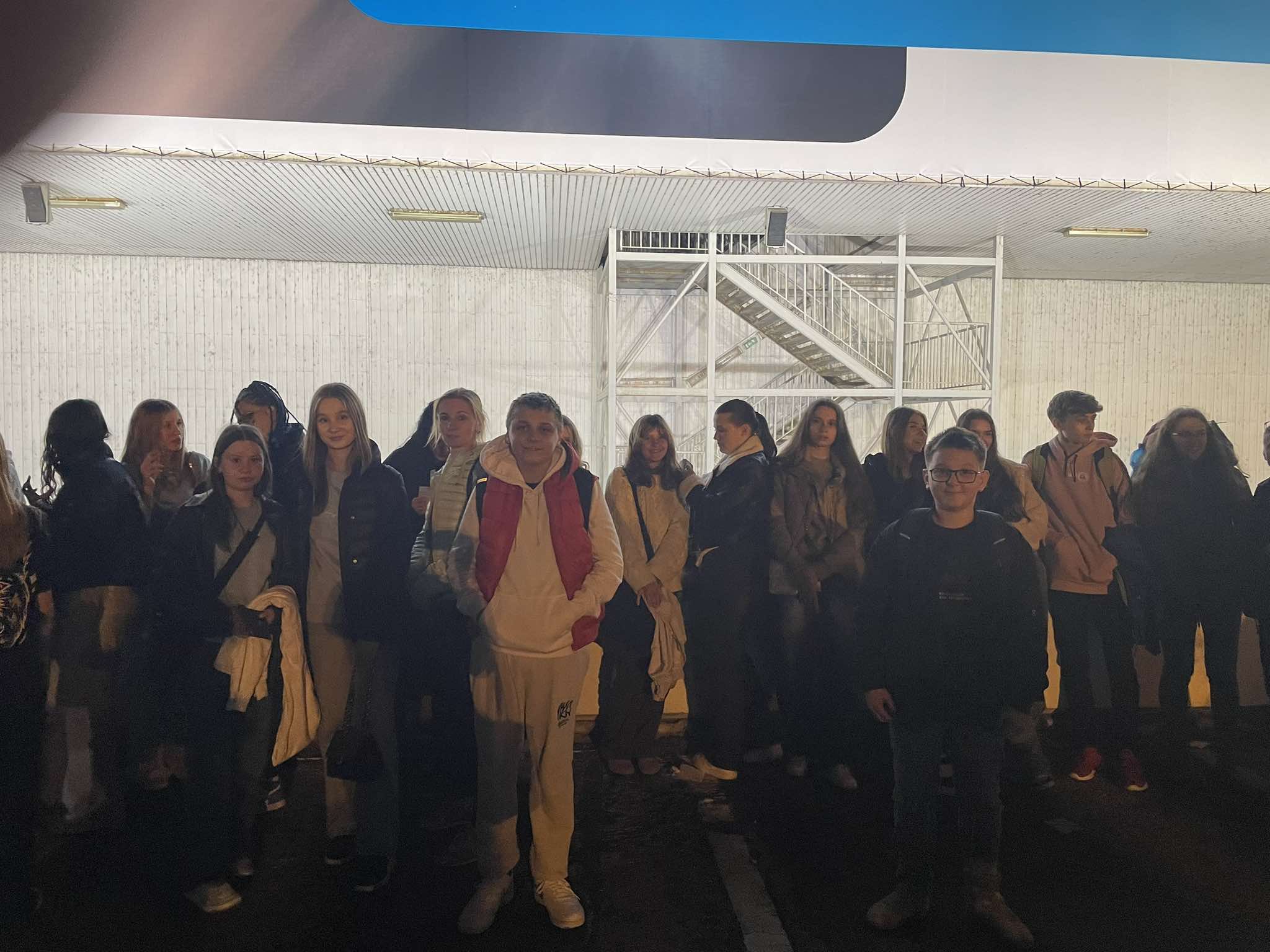Pohľad na pódium aj účastníkov koncertu GODZONE v Bratislave.