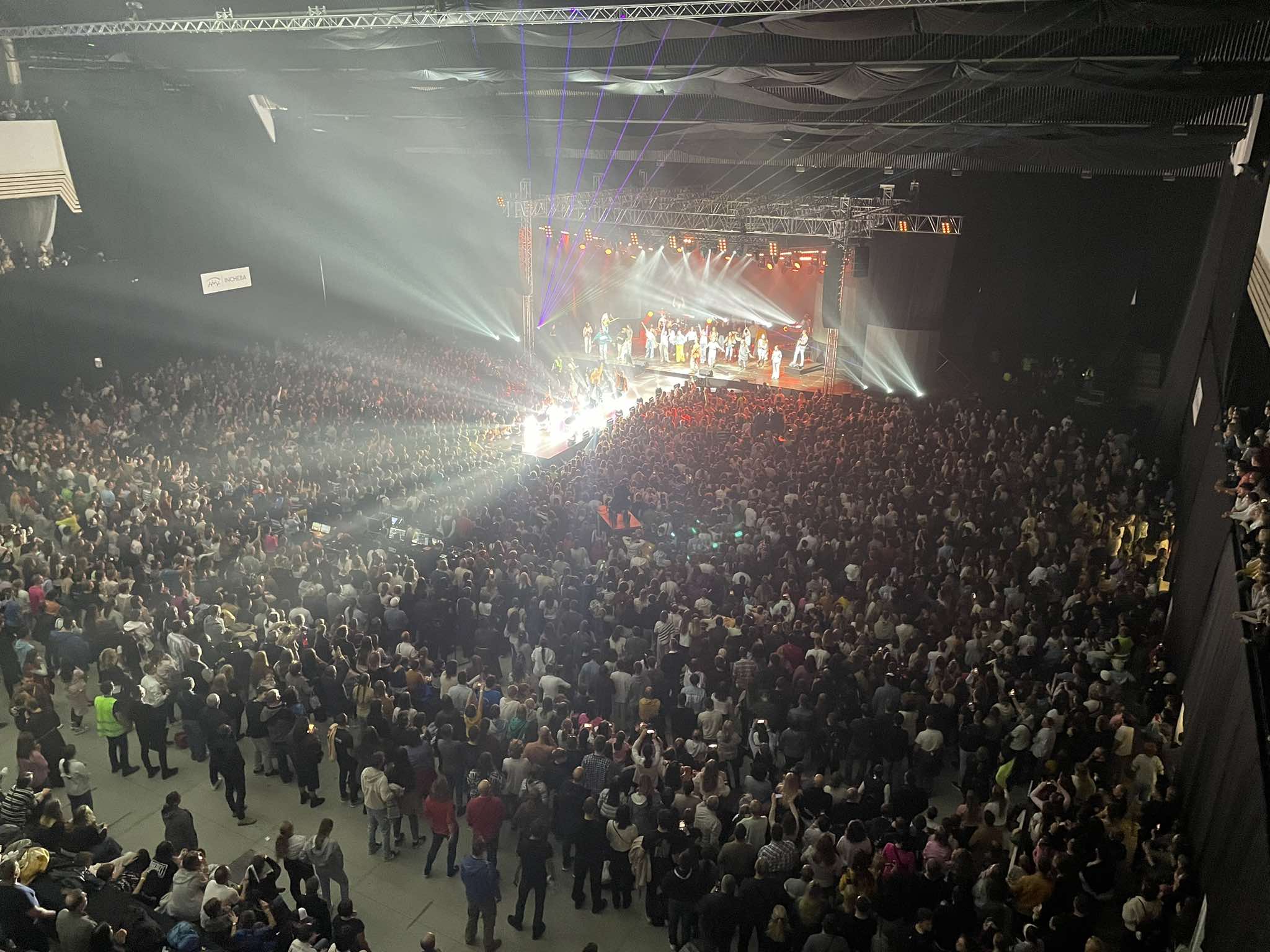 Pohľad na pódium aj účastníkov koncertu GODZONE v Bratislave.