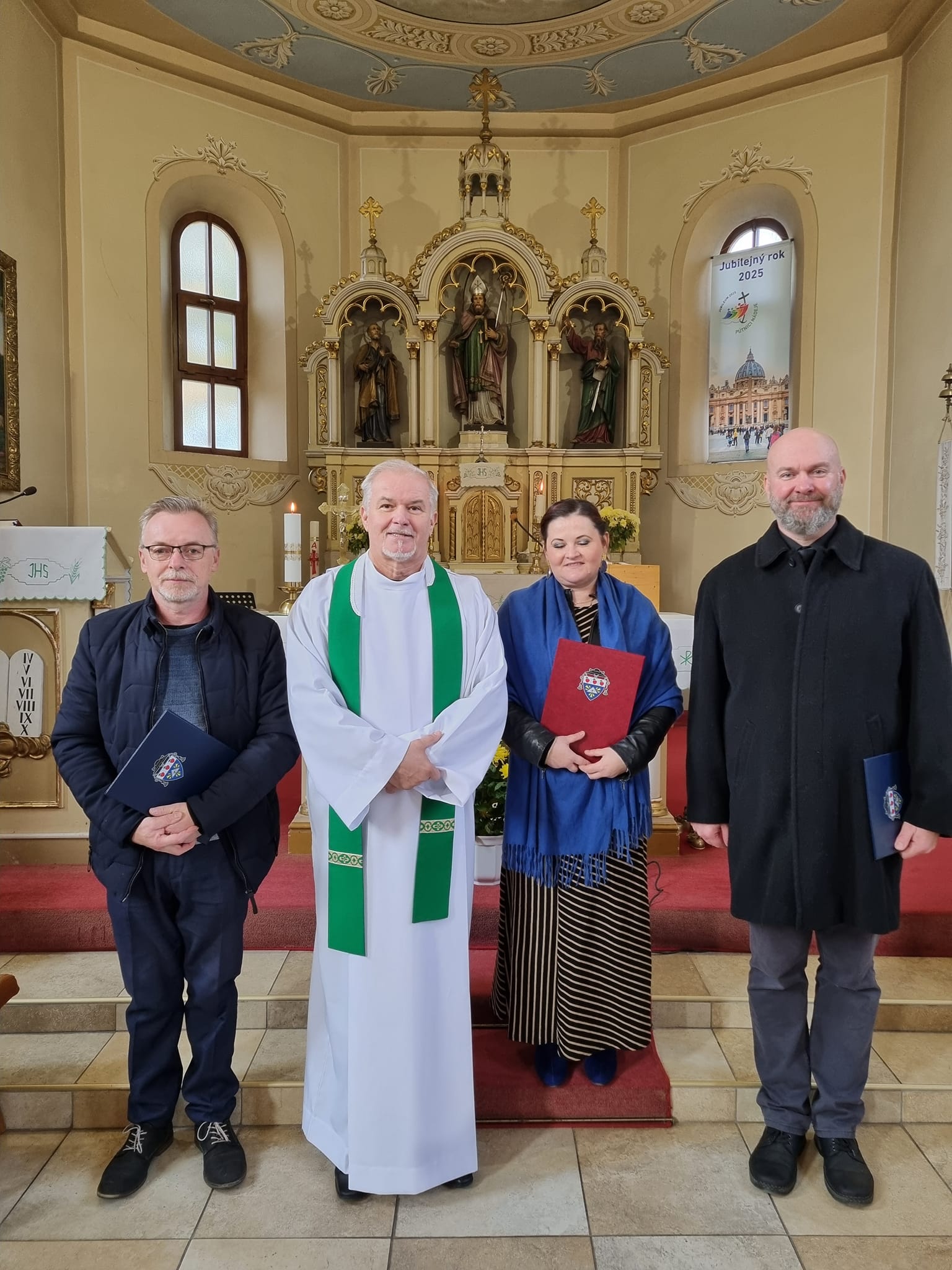 Kňaz s novozvolenými členmi pastoračnej rady
