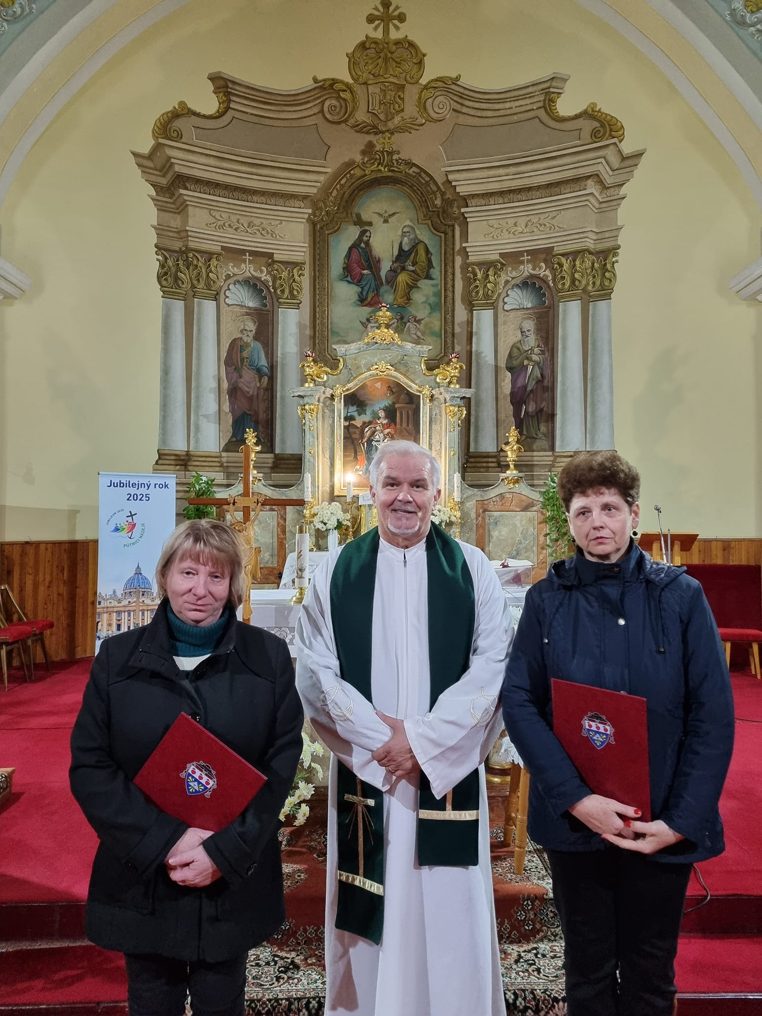 Kňaz s novozvolenými členmi pastoračnej rady
