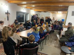 Stretnutie detí, mládeže a dospelých v pastoračnom centre pri jedle.